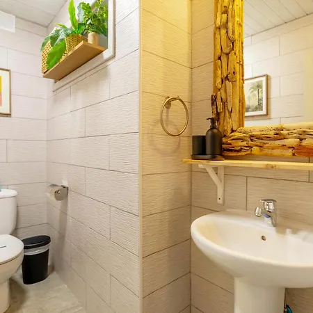 Ocean View Penthouse - Location - 100m To The