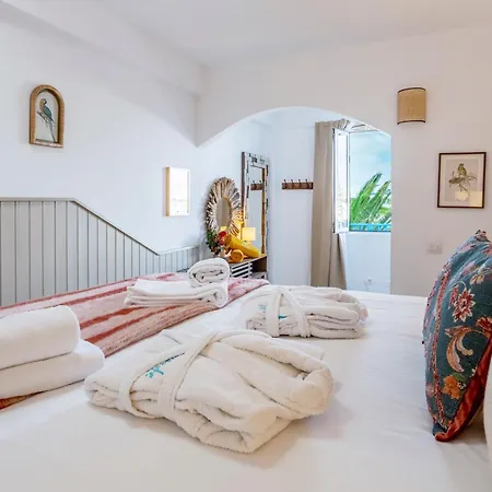 Ocean View Penthouse - Location - 100m To The