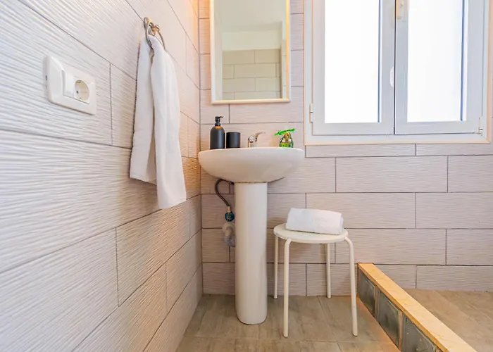 Ocean View Penthouse - Location - 100m To The